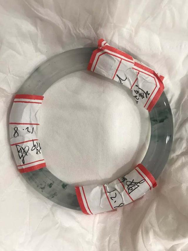 小伙拿翡翠观音鉴宝翡翠手镯拍卖视频-第5张图片-翡翠网 小伙拿翡翠观音鉴宝翡翠手镯拍卖视频-第5张图片-翡翠网