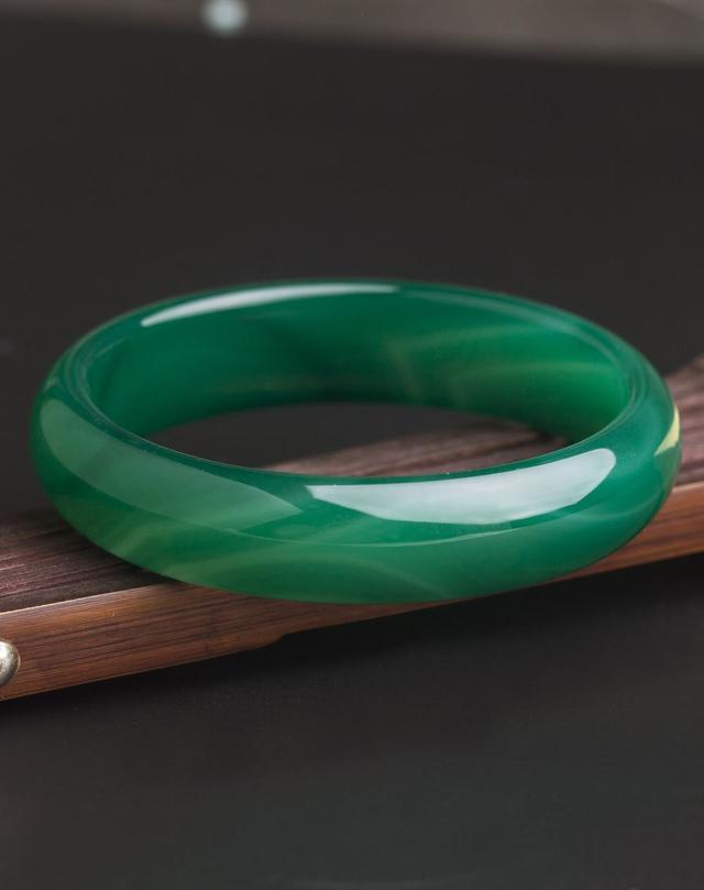 翡翠镯子怎么鉴别真假,假翡翠和真翡翠的区别视频-第1张图片-翡翠网 翡翠镯子怎么鉴别真假,假翡翠和真翡翠的区别视频-第1张图片-翡翠网