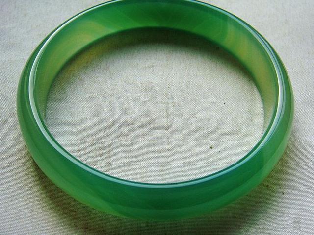 翡翠镯子怎么鉴别真假,假翡翠和真翡翠的区别视频-第3张图片-翡翠网 翡翠镯子怎么鉴别真假,假翡翠和真翡翠的区别视频-第3张图片-翡翠网