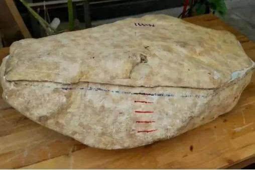 A货翡翠手镯,翡翠原石手镯上的图案-第1张图片-翡翠网 A货翡翠手镯,翡翠原石手镯上的图案-第1张图片-翡翠网