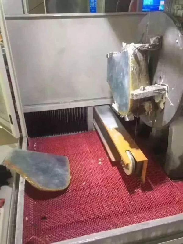 A货翡翠手镯,翡翠原石手镯上的图案-第2张图片-翡翠网 A货翡翠手镯,翡翠原石手镯上的图案-第2张图片-翡翠网