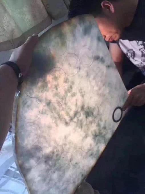 A货翡翠手镯,翡翠原石手镯上的图案-第3张图片-翡翠网 A货翡翠手镯,翡翠原石手镯上的图案-第3张图片-翡翠网