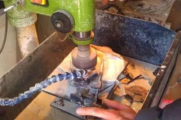 A货翡翠手镯,翡翠原石手镯上的图案-第5张图片-翡翠网 A货翡翠手镯,翡翠原石手镯上的图案-第5张图片-翡翠网