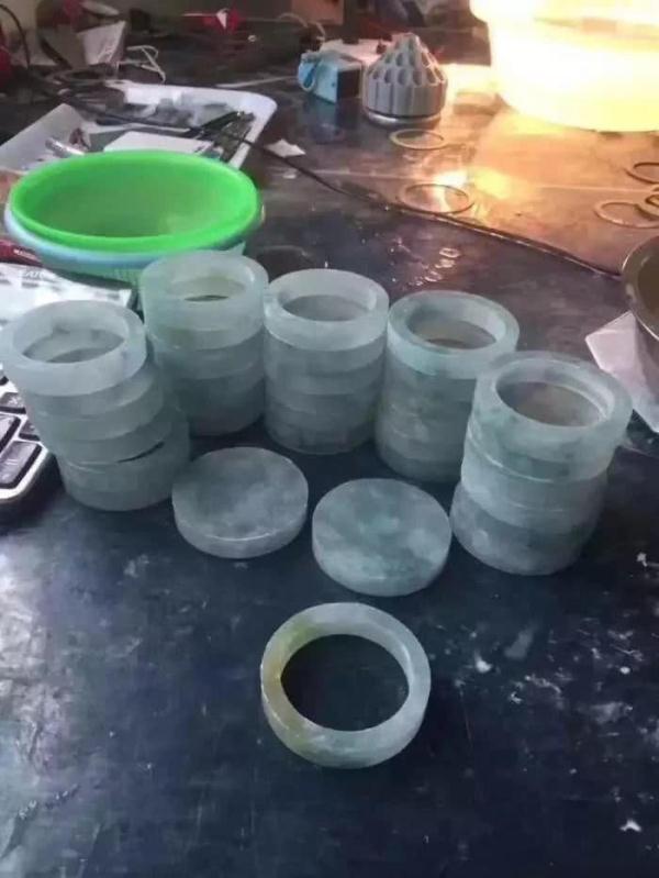 A货翡翠手镯,翡翠原石手镯上的图案-第7张图片-翡翠网 A货翡翠手镯,翡翠原石手镯上的图案-第7张图片-翡翠网