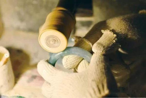 A货翡翠手镯,翡翠原石手镯上的图案-第8张图片-翡翠网 A货翡翠手镯,翡翠原石手镯上的图案-第8张图片-翡翠网