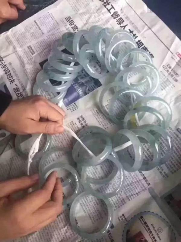 A货翡翠手镯,翡翠原石手镯上的图案-第9张图片-翡翠网 A货翡翠手镯,翡翠原石手镯上的图案-第9张图片-翡翠网