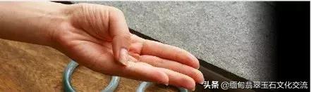 买翡翠手镯的小知识,翡翠镯子有矿点能买吗-第6张图片-翡翠网 买翡翠手镯的小知识,翡翠镯子有矿点能买吗-第6张图片-翡翠网