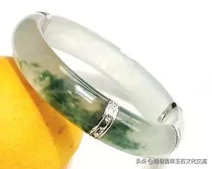 买翡翠手镯的小知识,翡翠镯子有矿点能买吗-第31张图片-翡翠网 买翡翠手镯的小知识,翡翠镯子有矿点能买吗-第31张图片-翡翠网