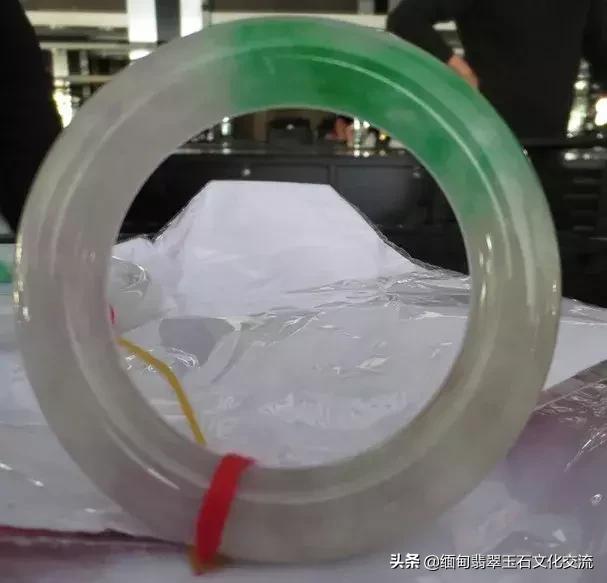 买翡翠手镯的小知识,翡翠镯子有矿点能买吗-第45张图片-翡翠网 买翡翠手镯的小知识,翡翠镯子有矿点能买吗-第45张图片-翡翠网