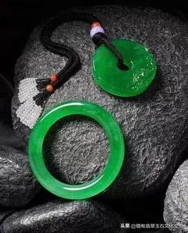 买翡翠手镯的小知识,翡翠镯子有矿点能买吗-第79张图片-翡翠网 买翡翠手镯的小知识,翡翠镯子有矿点能买吗-第79张图片-翡翠网