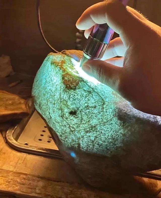 翡翠原石嫩好吗,嫩种会卡翡翠原石的特点-第1张图片-翡翠网 翡翠原石嫩好吗,嫩种会卡翡翠原石的特点-第1张图片-翡翠网