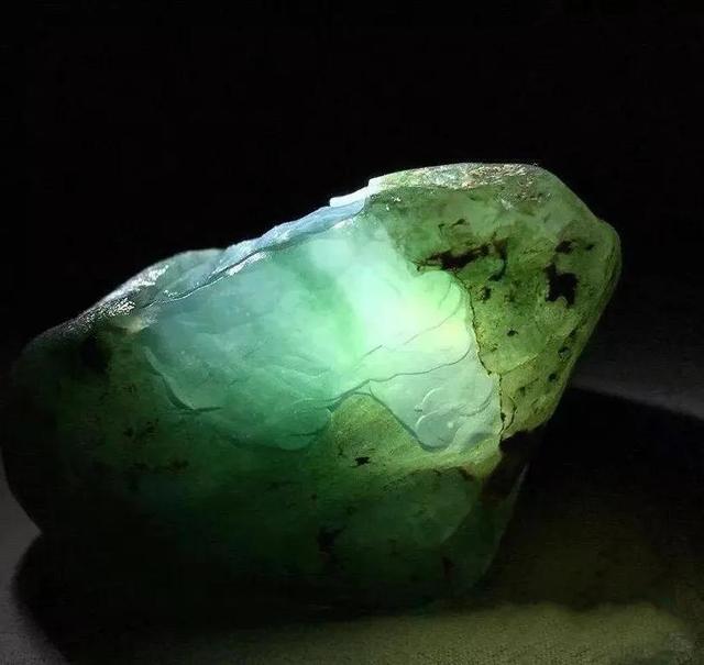 翡翠原石嫩好吗,嫩种会卡翡翠原石的特点-第3张图片-翡翠网 翡翠原石嫩好吗,嫩种会卡翡翠原石的特点-第3张图片-翡翠网