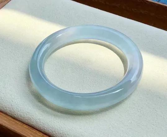 蓝色翡翠手镯图片大全糯冰蓝色翡翠手镯-第2张图片-翡翠网 蓝色翡翠手镯图片大全糯冰蓝色翡翠手镯-第2张图片-翡翠网