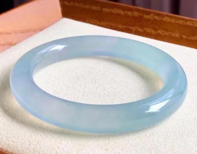 蓝色翡翠手镯图片大全糯冰蓝色翡翠手镯-第3张图片-翡翠网 蓝色翡翠手镯图片大全糯冰蓝色翡翠手镯-第3张图片-翡翠网