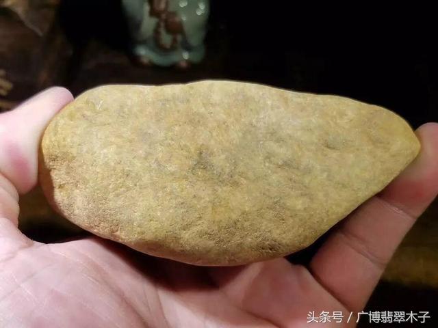 玻璃种帝王绿48亿手镯,350克帝王翡翠原石-第1张图片-翡翠网 玻璃种帝王绿48亿手镯,350克帝王翡翠原石-第1张图片-翡翠网