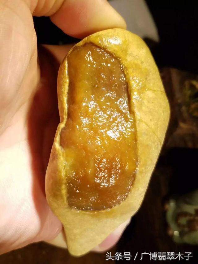 玻璃种帝王绿48亿手镯,350克帝王翡翠原石-第2张图片-翡翠网 玻璃种帝王绿48亿手镯,350克帝王翡翠原石-第2张图片-翡翠网