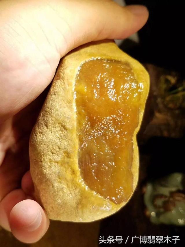 玻璃种帝王绿48亿手镯,350克帝王翡翠原石-第3张图片-翡翠网 玻璃种帝王绿48亿手镯,350克帝王翡翠原石-第3张图片-翡翠网