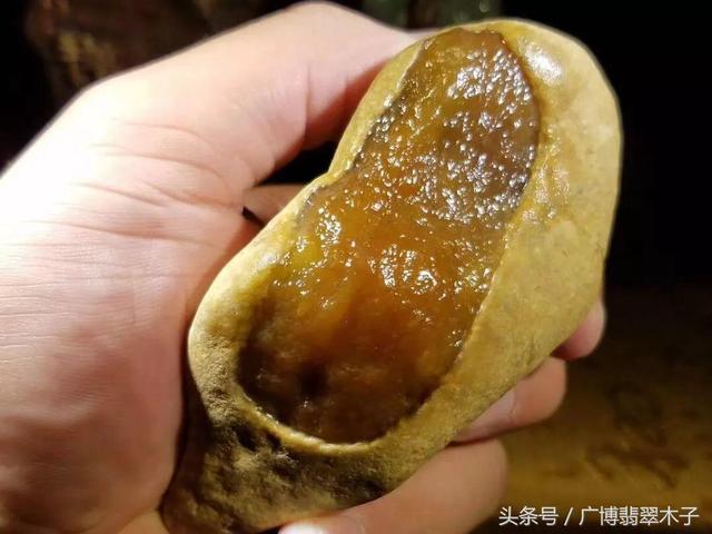 玻璃种帝王绿48亿手镯,350克帝王翡翠原石-第4张图片-翡翠网 玻璃种帝王绿48亿手镯,350克帝王翡翠原石-第4张图片-翡翠网