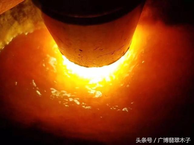 玻璃种帝王绿48亿手镯,350克帝王翡翠原石-第5张图片-翡翠网 玻璃种帝王绿48亿手镯,350克帝王翡翠原石-第5张图片-翡翠网