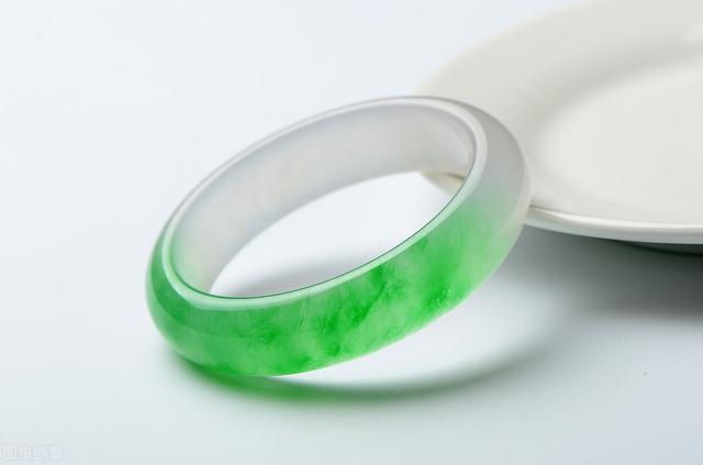 戴翡翠手镯如何保养翡翠手镯保养泡在水里-第1张图片-翡翠网 戴翡翠手镯如何保养翡翠手镯保养泡在水里-第1张图片-翡翠网