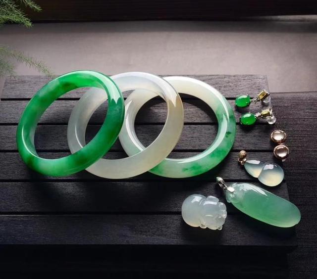 价值一万的翡翠手镯,翡翠手镯什么颜色好-第4张图片-翡翠网 价值一万的翡翠手镯,翡翠手镯什么颜色好-第4张图片-翡翠网