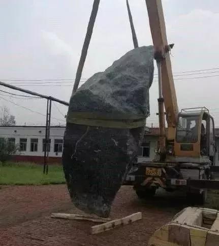 3000吨翡翠原石,3000吨巨型翡翠-第2张图片-翡翠网 3000吨翡翠原石,3000吨巨型翡翠-第2张图片-翡翠网