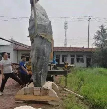 3000吨翡翠原石,3000吨巨型翡翠-第3张图片-翡翠网 3000吨翡翠原石,3000吨巨型翡翠-第3张图片-翡翠网