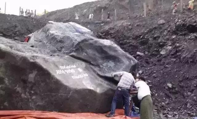 3000吨翡翠原石,3000吨巨型翡翠-第4张图片-翡翠网 3000吨翡翠原石,3000吨巨型翡翠-第4张图片-翡翠网