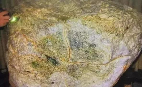 3000吨翡翠原石,3000吨巨型翡翠-第10张图片-翡翠网 3000吨翡翠原石,3000吨巨型翡翠-第10张图片-翡翠网