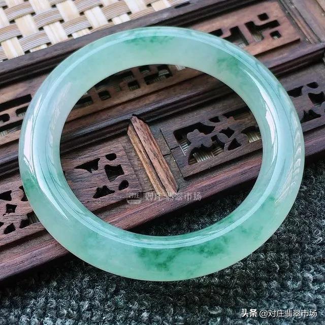 翡翠镯子知识入门完整版的简单介绍-第3张图片-翡翠网 翡翠镯子知识入门完整版的简单介绍-第3张图片-翡翠网