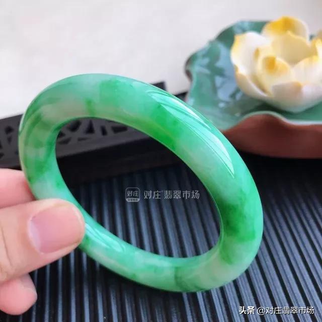 翡翠镯子知识入门完整版的简单介绍-第5张图片-翡翠网 翡翠镯子知识入门完整版的简单介绍-第5张图片-翡翠网
