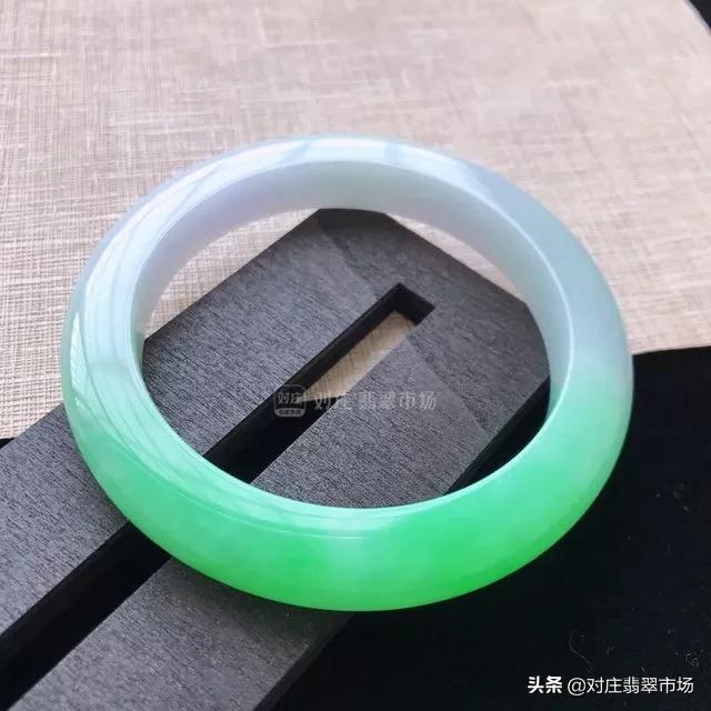 翡翠镯子知识入门完整版的简单介绍-第10张图片-翡翠网 翡翠镯子知识入门完整版的简单介绍-第10张图片-翡翠网