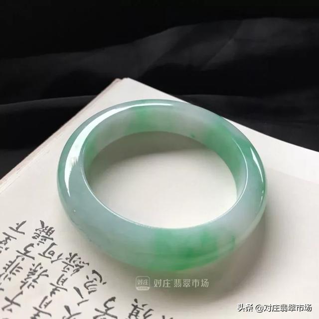 翡翠镯子知识入门完整版的简单介绍-第22张图片-翡翠网 翡翠镯子知识入门完整版的简单介绍-第22张图片-翡翠网