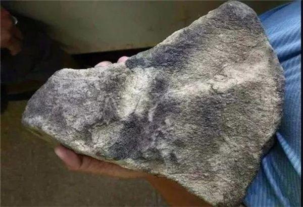 希少经典翡翠原石冰种翡翠原石-第3张图片-翡翠网 希少经典翡翠原石冰种翡翠原石-第3张图片-翡翠网