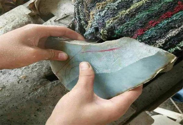 希少经典翡翠原石冰种翡翠原石-第9张图片-翡翠网 希少经典翡翠原石冰种翡翠原石-第9张图片-翡翠网