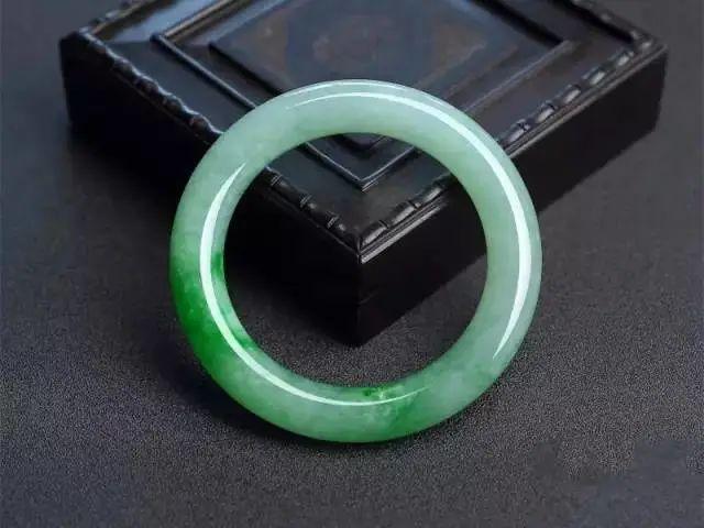 翡翠手镯纹越戴越清晰翡翠手镯越戴水头越好-第1张图片-翡翠网 翡翠手镯纹越戴越清晰翡翠手镯越戴水头越好-第1张图片-翡翠网