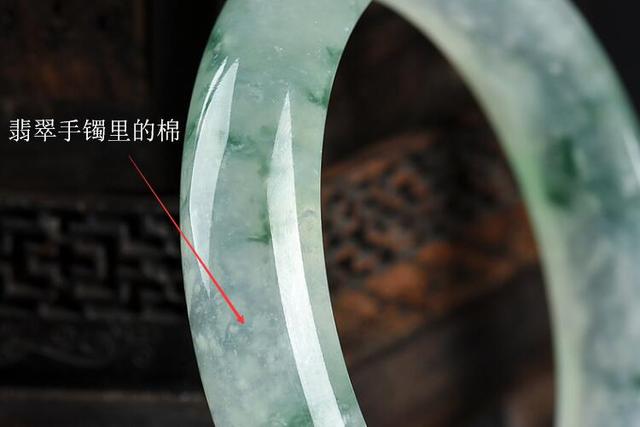 翡翠手镯纹越戴越清晰翡翠手镯越戴水头越好-第2张图片-翡翠网 翡翠手镯纹越戴越清晰翡翠手镯越戴水头越好-第2张图片-翡翠网