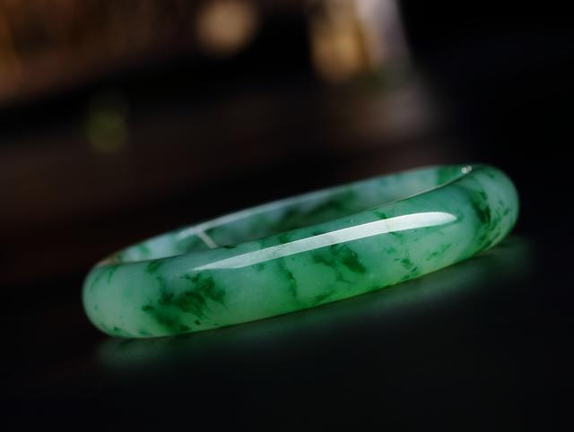 翡翠手镯纹越戴越清晰翡翠手镯越戴水头越好-第3张图片-翡翠网 翡翠手镯纹越戴越清晰翡翠手镯越戴水头越好-第3张图片-翡翠网