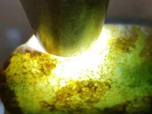 黄翡翠原石值钱吗,翡翠原石的行情-第3张图片-翡翠网 黄翡翠原石值钱吗,翡翠原石的行情-第3张图片-翡翠网