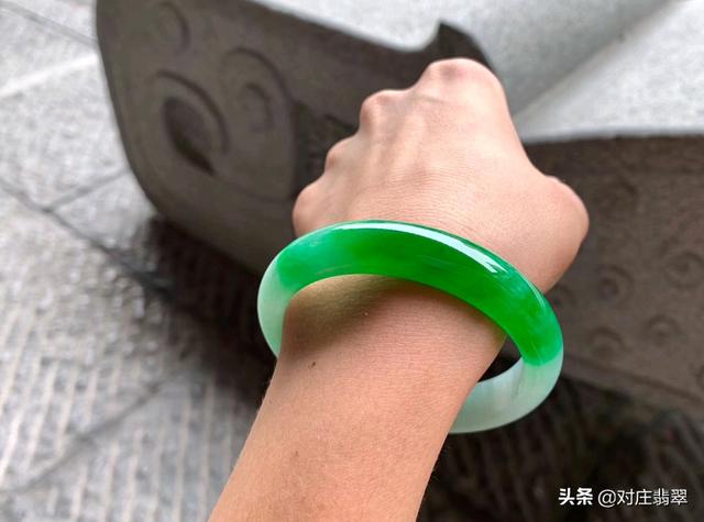 翡翠手镯有棉根是什么意思,多棉翡翠手镯设计-第1张图片-翡翠网 翡翠手镯有棉根是什么意思,多棉翡翠手镯设计-第1张图片-翡翠网