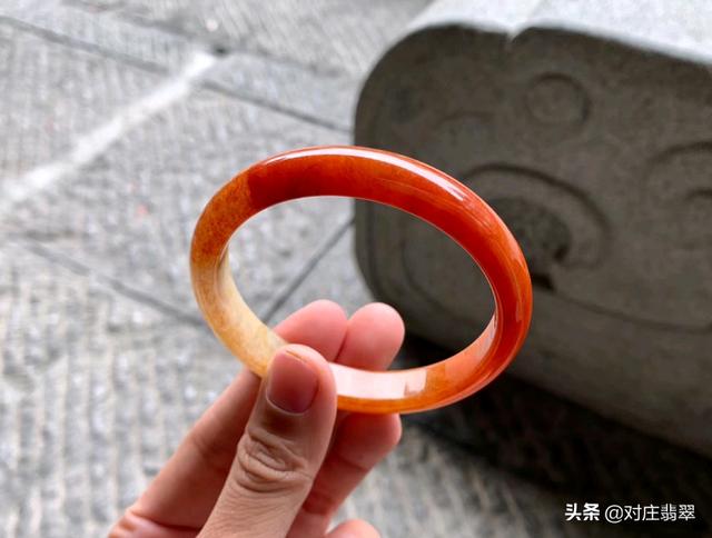 翡翠手镯有棉根是什么意思,多棉翡翠手镯设计-第2张图片-翡翠网 翡翠手镯有棉根是什么意思,多棉翡翠手镯设计-第2张图片-翡翠网