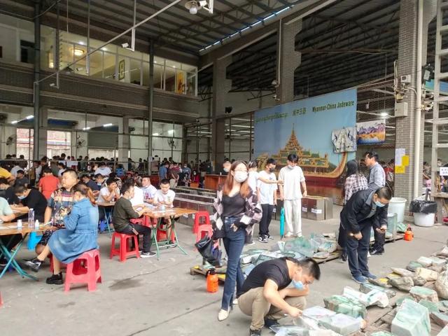 平洲翡翠原石哪里有卖翡翠原石批发市场-第2张图片-翡翠网 平洲翡翠原石哪里有卖翡翠原石批发市场-第2张图片-翡翠网