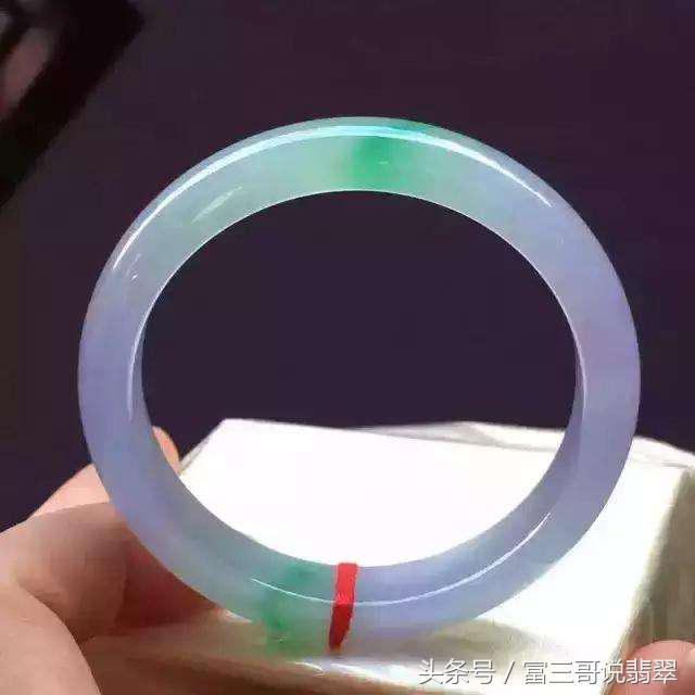 翡翠手镯买小的还是大的好,贵妃镯买大还是买小-第1张图片-翡翠网 翡翠手镯买小的还是大的好,贵妃镯买大还是买小-第1张图片-翡翠网