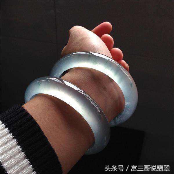 翡翠手镯买小的还是大的好,贵妃镯买大还是买小-第2张图片-翡翠网 翡翠手镯买小的还是大的好,贵妃镯买大还是买小-第2张图片-翡翠网