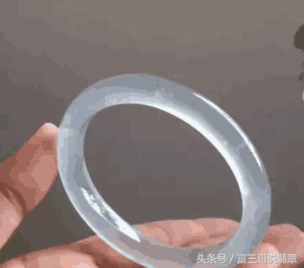 翡翠手镯买小的还是大的好,贵妃镯买大还是买小-第6张图片-翡翠网 翡翠手镯买小的还是大的好,贵妃镯买大还是买小-第6张图片-翡翠网