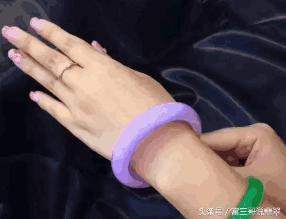 翡翠手镯买小的还是大的好,贵妃镯买大还是买小-第7张图片-翡翠网 翡翠手镯买小的还是大的好,贵妃镯买大还是买小-第7张图片-翡翠网