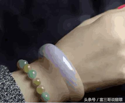 翡翠手镯买小的还是大的好,贵妃镯买大还是买小-第8张图片-翡翠网 翡翠手镯买小的还是大的好,贵妃镯买大还是买小-第8张图片-翡翠网