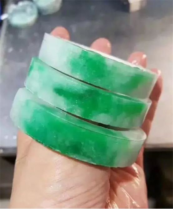 翡翠加工过程,不加工的翡翠原石可以直接戴吗-第1张图片-翡翠网 翡翠加工过程,不加工的翡翠原石可以直接戴吗-第1张图片-翡翠网