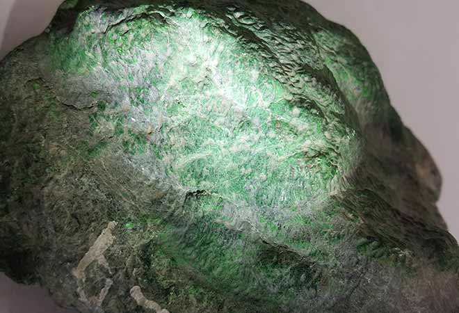 翡翠加工过程,不加工的翡翠原石可以直接戴吗-第2张图片-翡翠网 翡翠加工过程,不加工的翡翠原石可以直接戴吗-第2张图片-翡翠网