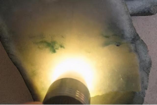 翡翠原石切出冰飘花一万元的翡翠飘花-第4张图片-翡翠网 翡翠原石切出冰飘花一万元的翡翠飘花-第4张图片-翡翠网